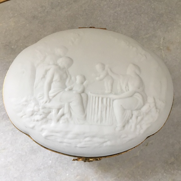 ❤️Sold❤️VTG Limoges porcelain cherub trinket box - Picture 2 of 8